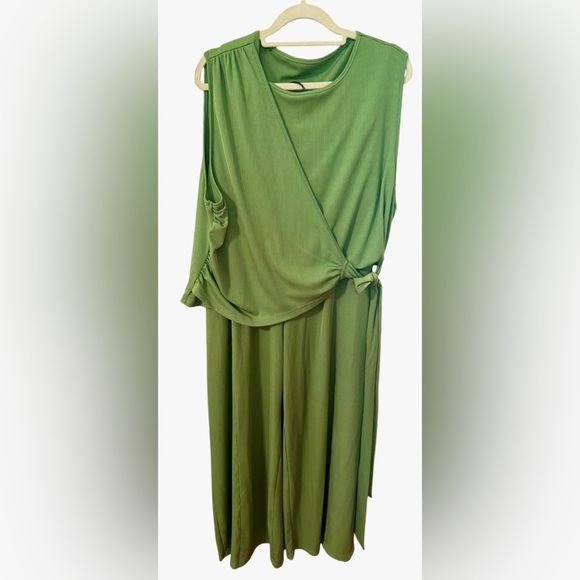 Two piece women’s plus sized bright green fun set!with side tie and wide legs! - Picture 2 of 5